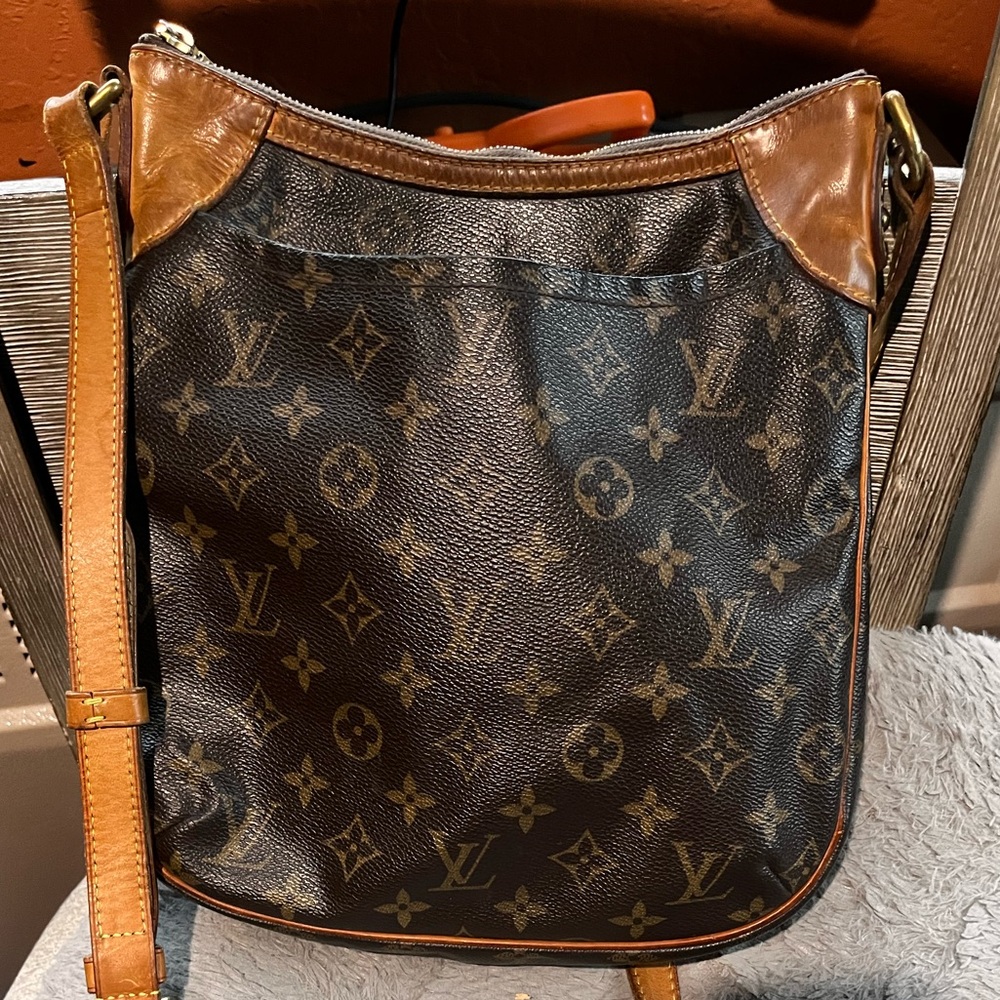 Authentic Louis Vuitton Brown Crossbody Bag with Monogram Canvas
Good used,